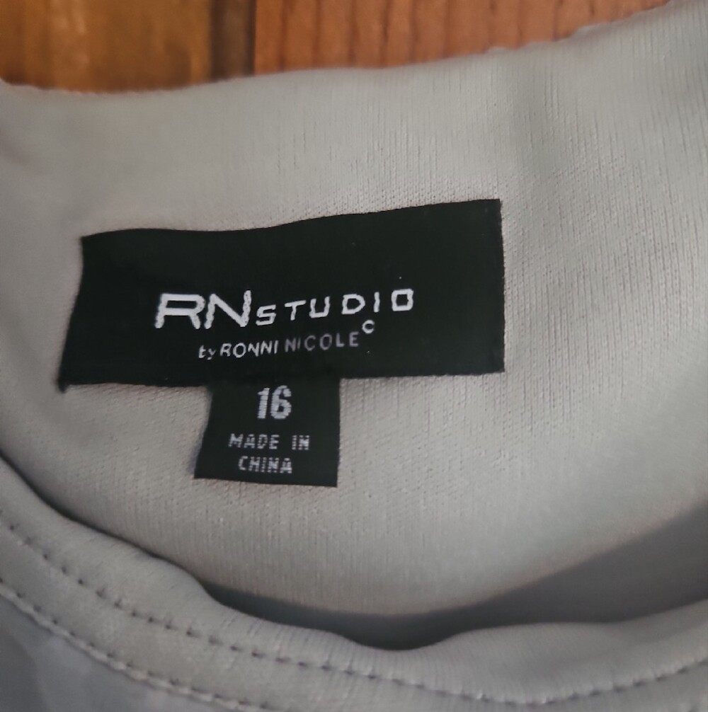 Ronni Nicole RN Studio Crew Neck Dress in Light Gray Floral With Chiffon Overlay - Picture 3 of 5